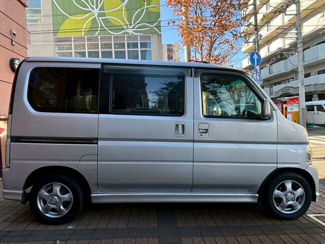 スライドドアになっているので荷物の積み下ろしも楽ですし小さなお子様がいてもドアの開閉で気を使わなくても大丈夫です。